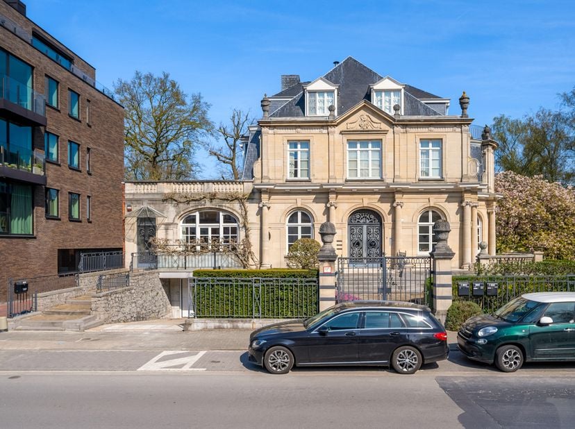 Een zeldzame kans in het centrum van Kortrijk: dit unieke 3 slaapkamer appartement van 175 m², gelegen in een majestueus en statig gebouw, combineert
